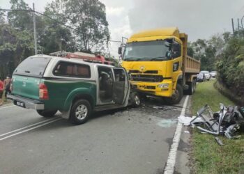 Kenderaan dipandu kakitangan penjara yang bertembung dengan sebuah lori di Jalan Tamparuli-Ranau hari ini.-IHSAN PDRM