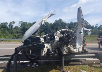 KEADAAN Toyota Camry dipandu Chow Soon Khong, 21, selepas merempuh lori balak di Kilometer 357.5, Lebuhraya Pantai Timur 2 (LPT2), berhampiran susur keluar Plaza Tol Kuala Dungun, di Dungun hari ini.