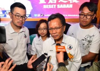 MOHD. Shafie Apdal bersama calon Parlimen Kota Kinabalu, Amanda Yeo (kiri) semasa Majlis Makan Malam ‘Reset Sabah’ di Kota Kinabalu malam tadi.