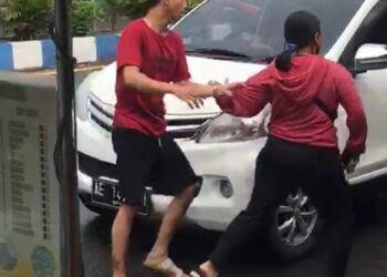 TANGKAP layar video menunjukkan pasangan suami isteri bertengkar di pasar di Madiun. - AGENSI