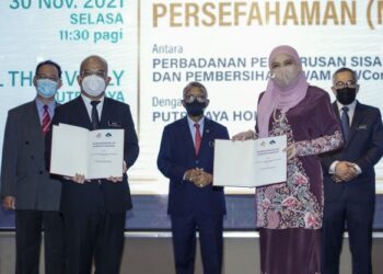 ISMAIL Abd. Muttalib (tengah) menyaksikan majlis MoU antara SWCorp dan PjH di Putrajaya. - UTUSAN/FARIZ RUSADIO