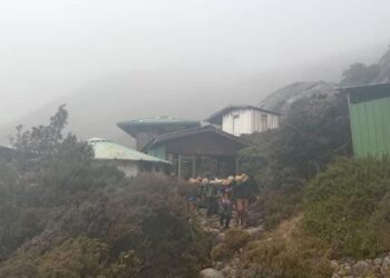 Pasukan keselamatan mengusung mangsa yang cedera untuk turun ke kaki Gunung Kinabalu, hari ini.