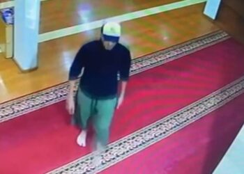 TANGKAP layar rakaman CCTV yang menunjukkan suspek memasuki masjid sebelum menuju ke arah imam dan meludah wajahnya. - AGENSI