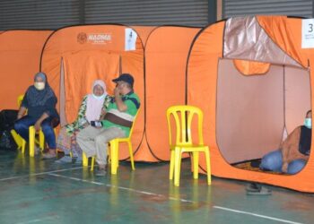 ANTARA mangsa terjejas banjir yang ditempatkan di Dewan Desa Dangi, Kuala Pilah.-UTUSAN/ZAKKINA WATI AHMAD TARMIZI.