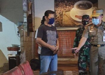 HERI MUHARWANTO ketika menyertai operasi serbuan di premis yang melanggar protokol Covid-19 di Tuban, Jawa Timur, Indonesia. - AGENSI