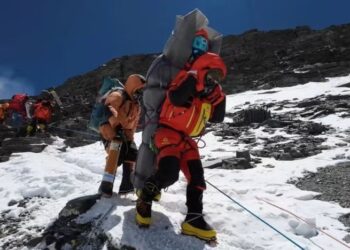 TANGKAP layar video menunjukkan sherpa Ngima Tashi berjalan membawa pendaki Malaysia semasa misi menyelamat di Everest, Nepal. - AGENSI