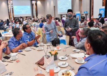 Ramjeet Kaur Virik beramah mesra dengan tetamu yang menghadiri sambutan Hari Susu Sedunia anjuran Dutch Lady Milk Industries.