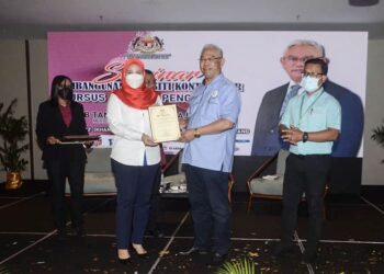 Noh Omar menyampaikan sijil kepada peserta Seminar Pembangunan Kapasiti Kontraktor dan Aplikasi Pengecatan dan Lapisan Senibina di Pulau Pinang, semalam. – UTUSAN/IQBAL HAMDAN