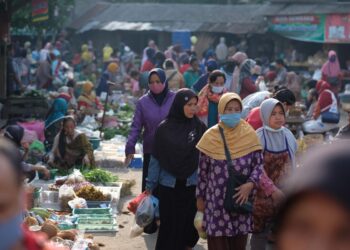 RAKYAT Indonesia membeli barangan harian di sebuah pasar. Kenaikan harga makanan antara faktor mendorong peningkatan inflasi ke paras tertinggi di negara berkenaan. – GAMBAR HIASAN