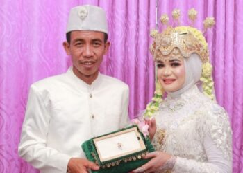 SUKIMAN bergambar dengan isterinya, Rohani pada hari perkahwinan mereka di Lombok, Indonesia baru-baru ini. - AGENSI