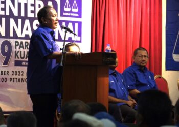 ISMAL Lasim sewaktu berucap merasmikan Majlis Pelancaran Jentera BN PRU-15 Parlimen Kuala Pilah hari ini.