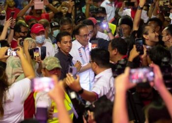 ANWAR Ibrahim semasa tiba pada Program Jelajah Mega Harapan Sabah di Tuaran semalam.