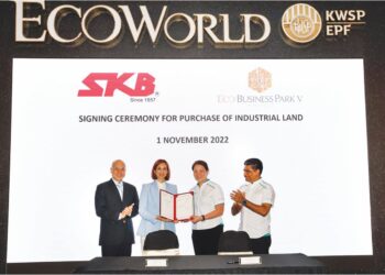 MAJLIS menandatangani penjualan dan pembelian tanah perindustrian  antara Eco World Development dan SKB Shutters di Puncak Alam, Shah Alam, Selangor.