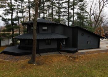 PEMANDANGAN sebuah rumah yang dicat dengan warna hitam di keseluruhan bahagian binaan itu di Illinois, AS.-INSTAGRAM