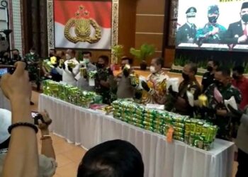 POLIS Sumut menunjukkan rampasan dadah seberat 71 kilogram yang diseludup dari Malaysia.-KOMPAS.COM