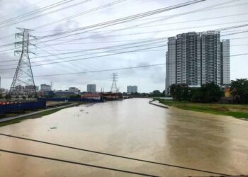 KEADAAN air pasang besar serta taburan hujan berpanjangan mengakibatkan air naik di kawasan perumahan ketika tinjauan di Sungai Melaka. - UTUSAN/RASUL AZLI SAMAD