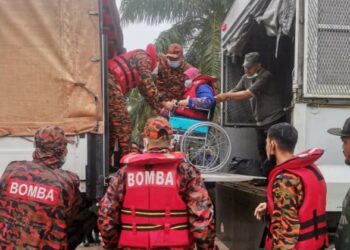 PASUKAN bomba terpaksa menggunakan lori angkut bagi memindahkan mangsa banjir di Kampung Seri Lanchang, Merlimau, Jasin, Melaka.