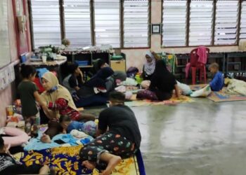 PENDUDUK terjejas banjir yang ditempatkan di PPS SK Sungai Kelamah, Tampin.-UTUSAN/NOR AINNA HAMZAH.