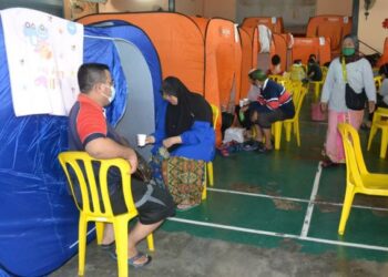 ANTARA mangsa terjejas banjir yang ditempatkan di Dewan Desa Dangi, Kuala Pilah.-UTUSAN/ZAKKINA WATI AHMAD TARMIZI.