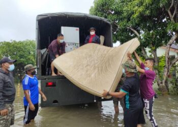 KEADAAN banjir yang berlaku di Taman Sungai Gemas, Tampin sekitar pukul 1 petang tadi.-UTUSAN/NOR AINNA HAMZAH