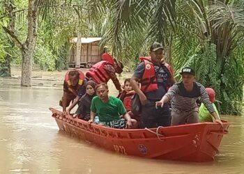 PENDUDUK di kawasan yang mudah dinaiki air semasa musim tengkujuh disaran supaya membuat persiapan awal dalam berdepan ancaman banjir. - IHSAN BOMBA