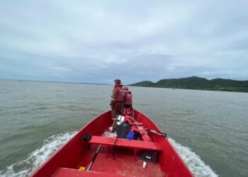 PASUKAN bomba menjalankan operasi mencari dan menyelamat seorang lagi mangsa yang belum ditemukan di Kampung Batu Payung, Tawau hari ini.