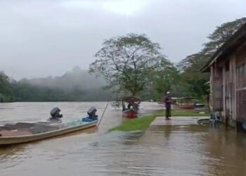 SEORANG penduduk  menyaksikan arus deras Sungai Tembeling yang naik berikutan masih hujan di Kampung Bantal, Ulu Tembeling di Jerantut, Pahang baru-baru ini.