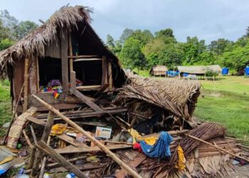 SEBUAH rumah Orang Asli etnik Bateq rosak akibat dirempuh seekor gajah liar yang menceroboh penempatan penduduk di Kampung Yong berdekatan Taman Negara Kuala Tahan di Jerantut, Pahang. - FOTO IHSAN PENDUDUK KAMPUNG YONG