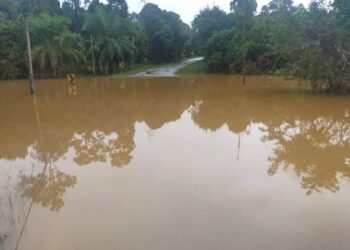 KEADAAN banjir menenggelami laluan utama Lipis ke Jerantut di hadapan SMK Kerambit di Lipis, Pahang. - FOTO IHSAN JKR LIPIS & ROADCARE