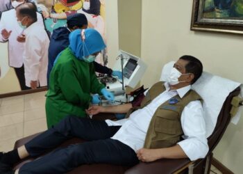 DONI Monardo mendermakan plasma darahnya di sebuah hospital di Jakarta, Indonesia. - AGENSI