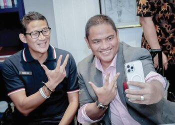 AZIZAN Osman berswafoto bersama Sandiaga Uno di Jakarta, semalam.