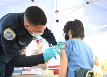 SEORANG penduduk menerima suntikan vaksin Pfizer di pusat vaksinasi Covid-19 di kejiranan Arleta, Los Angeles, California. - AFP