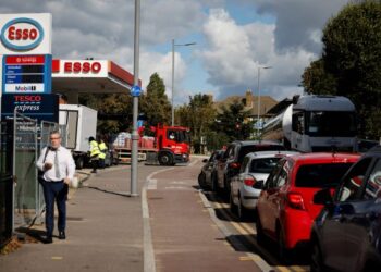 KERETA berbaris panjang dan menunggu selama berjam-jam untuk
mengisi minyak di stesen minyak di Leyton, timur London. – AFP