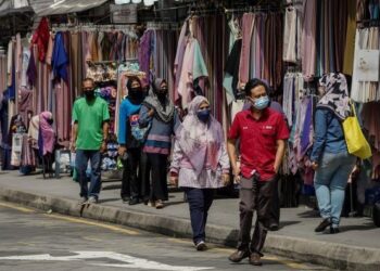 SELAIN memfokuskan untuk meningkatkan ekonomi negara, pemimpin yang dipilih menerajui negara perlu peka dengan keadaan semasa ekonomi rakyat. – UTUSAN/FARIZ RUSADIO