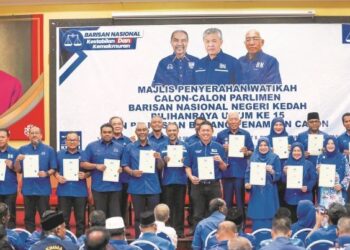 CALON Barisan Nasional ketika Majlis Penyerahan Watikah Calon-Calon Parlimen Barisan Nasional Negeri Kedah sempena Pilihan Raya Umum Ke-15 (PRU15) di Bangunan Tunku, Alor Setar. - UTUSAN/ SHAHIR NOORDIN