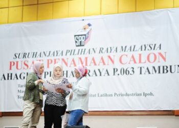 PETUGAS membuat persiapan akhir menjelang hari penamaaan calon PRU15 di Dewan Sri Kledang, Institut Latihan Perindustrian Ipoh, Perak, semalam. - UTUSAN/MUHAMAD NAZREEN SYAH MUSTHAFA