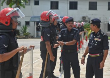 ROHAIMI Md. Isa (kanan) diberi taklimat mengenai persiapan anggota Pasukan Unit Tempur Ringan bagi menghadapi PRU15 di IPK Terengganu, Kuala Terengganu. - UTUSAN/PUQTRA HAIRRY ROSLI