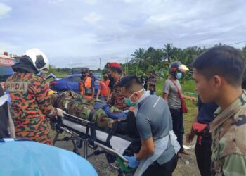 Pasukan bomba membantu anggota tentera yang mengalami cedera parah dalam kemalangan membabitkan tiga kenderaan di Kampung Nasip Kita, Jalan Apas di Tawau hari ini.-IHSAN Bomba