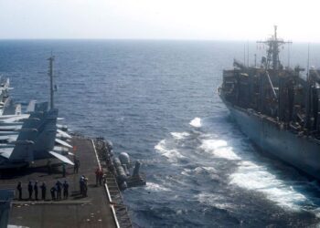 GAMBAR yang dikeluarkan oleh Tentera Laut Amerika Syarikat (AS) pada Mei 2019 menunjukkan kapal kelas Nimitz USS Abraham Lincoln (CVN 72) berlayar bersama kapal sokongan USNC Arctic (T-AOE 8) - AFP 