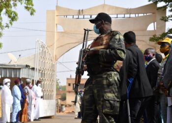 SEORANG Gaskar Nigeria berkawal di tempat pengundian semasa  pemilihan presiden Niger  di Niamey  pada 27 Disember 2020. - AFP