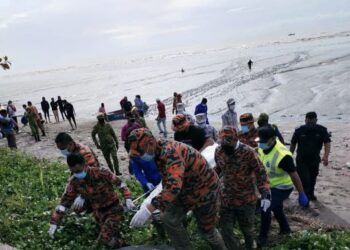 Pasukan bomba membawa mayat mangsa bot karam yang ditemukan berhampiran Sugai Membalua, Tawau hari ini.-IHSAN BOMBA