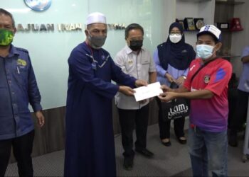 SYED ABU HUSSIN HAFIZ Syed Abdul Fasal (dua dari kiri) menyampaikan sumbangan dalam program ziarah kasih pasca banjir di pejabat Lembaga Kemajuan Ikan Malaysia (LKIM) di Kemunting di Kuantan, Pahang. UTUSAN/ DIANA SURYA ABD WAHAB