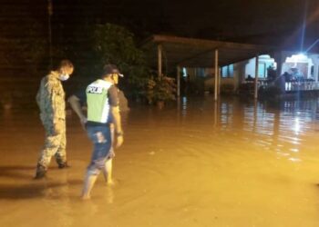 KAMPUNG Sungai Nangka, Banting mula dinaiki air selepas hujan seharian semalam berserta fenomena air pasang besar selama empat hari di Kuala Langat, Selangor.