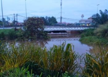 KEADAAN paras air di kawasan Kunci Air Kelanang, Banting yang mula surut, pagi tadi selepas air pasang besar yang berlaku bermula hari ini di Kuala Langat, Selangor.