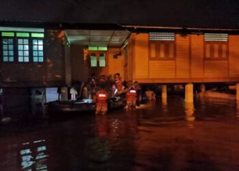 PASUKAN bomba memindahkan sebahagian penduduk di Kampung Klanang, Banting yang dilanda banjir di Kuala Langat, Selangor, malam tadi.