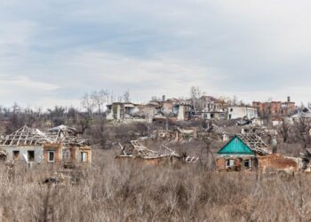 GAMBAR menunjukkan kemusnahan kediaman di wilayah Donetsk, timur Ukraine, semalam. -AFP