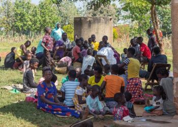 Hasahya Kasera (tengah, belakang) bersama anak, isteri dan cucu-cucunya.-AFP