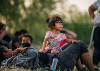 KELUARGA migran menunggu untuk didaftar sebelum dibawa ke pusat kemudahan pemprosesan rondaan sempadan selepas menyeberangi Rio Grande ke Texas, Amerika Syarikat pada 21 Jun 2021. -AFP