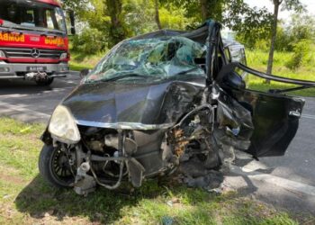 KEADAAN kereta jenis Perodua Viva yang remuk di bahagian hadapan di lokasi kejadian di Jalan Ding Lik Kwong, Sibu.