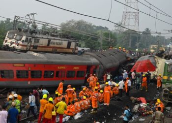 PASUKAN penyelamat  membantu mangsa nahas kereta api berhampiran Balasore, kira-kira 200 km dari ibu negara Bhubaneswar. - AFP